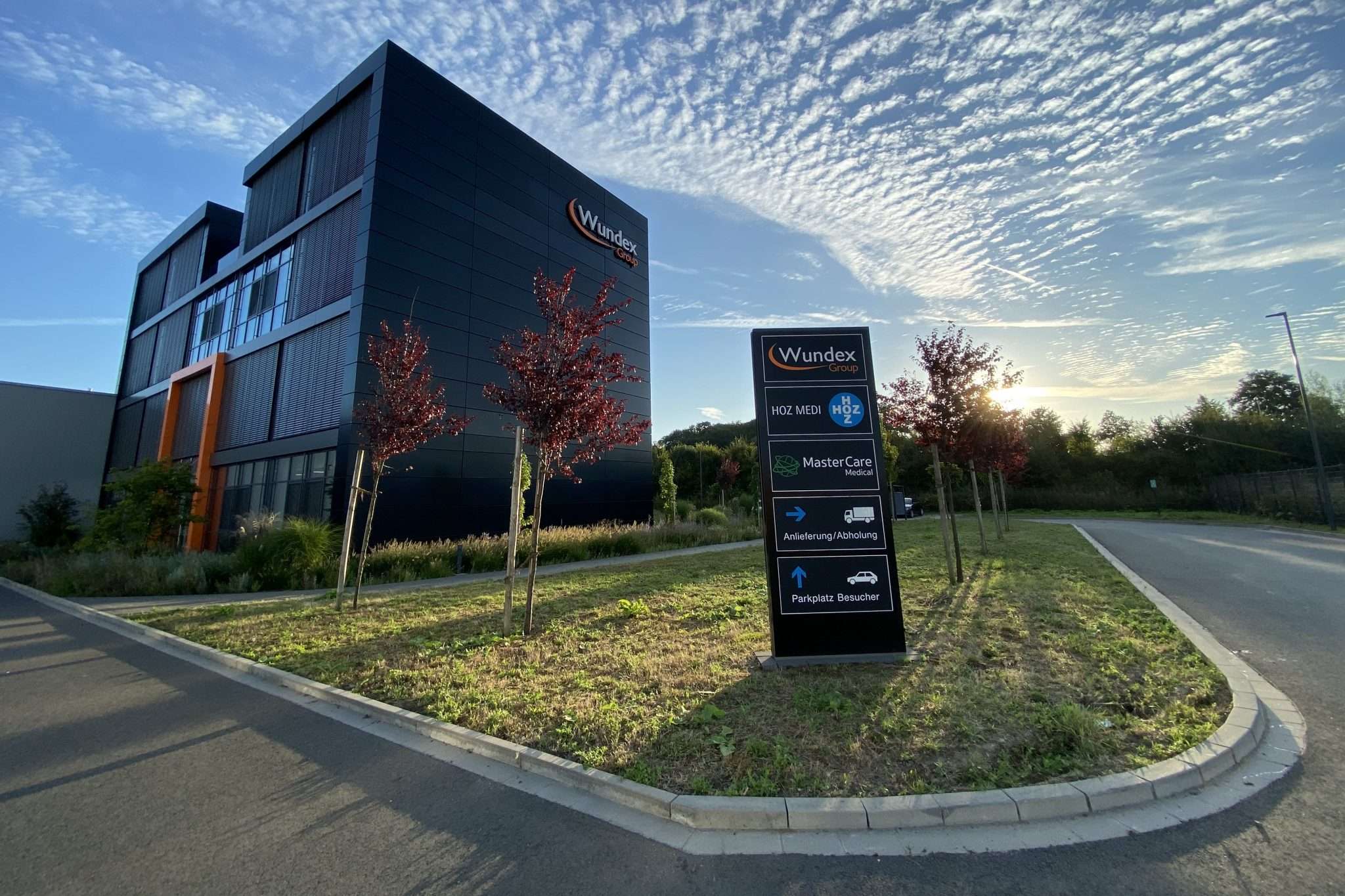 Neues Gebäudelogo an der KonradZuseStraße Wundex Group GmbH